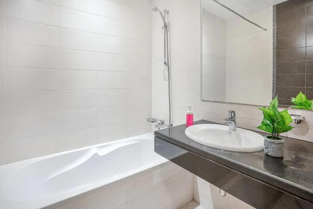 Апартаменты Lovely 3 Bedroom Front *
