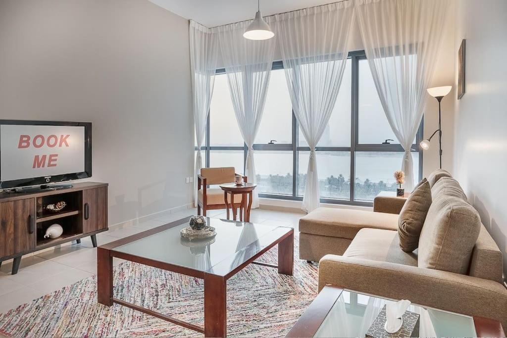 Lovely 3 Bedroom Front Apartment *