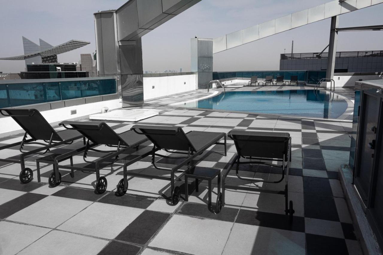 Lovely 3 Bedroom Front Apartment *